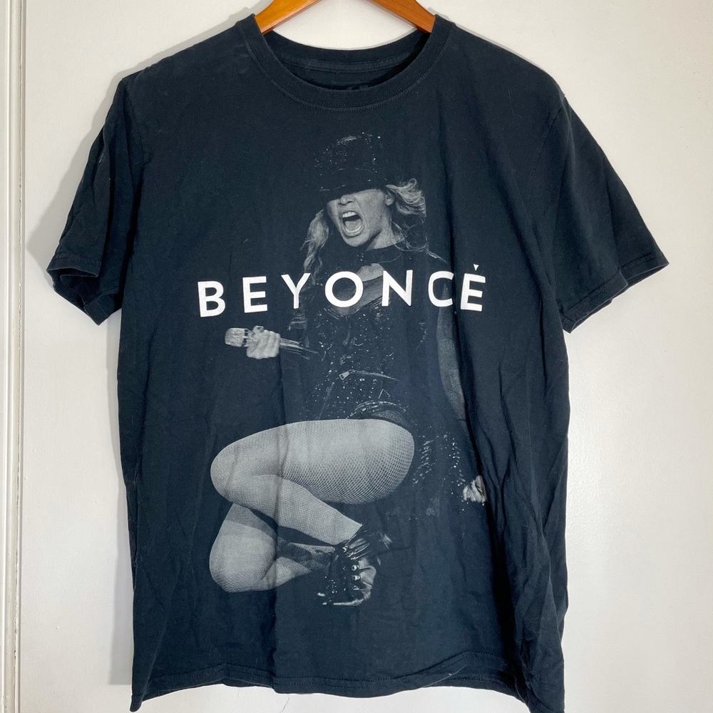 SOLD Beyoncé Mrs Carter tour 2013 T-shirt